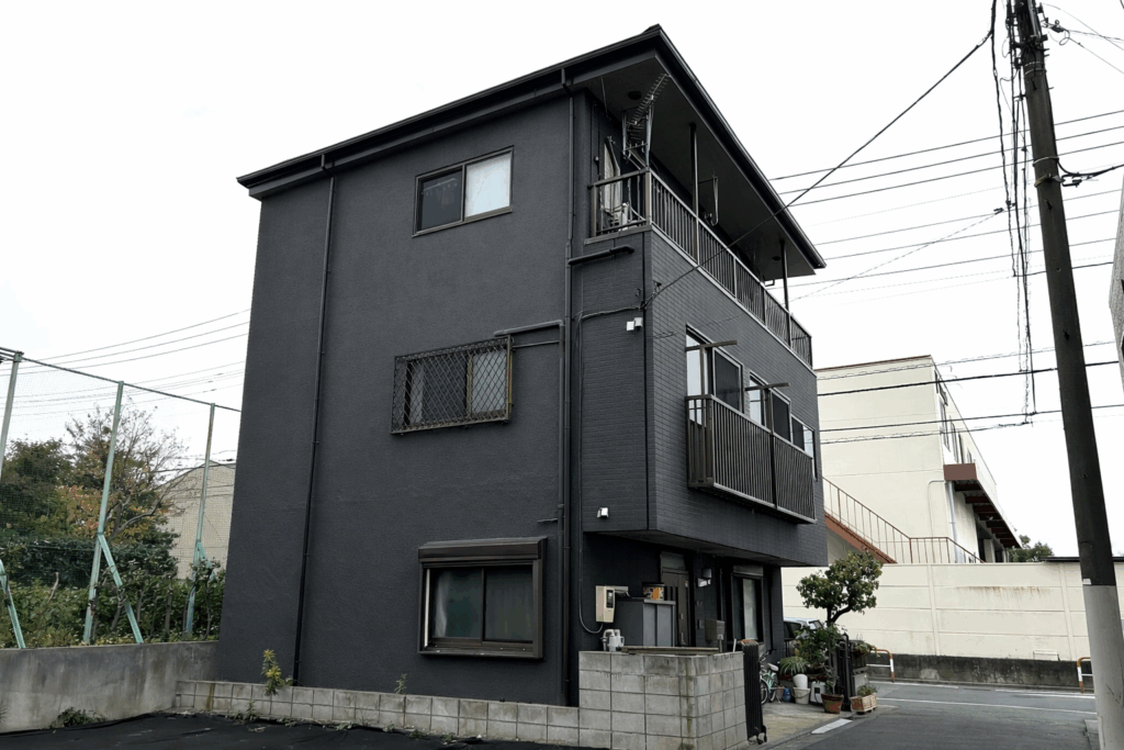 チャコールグレーの外壁塗装後完工写真
