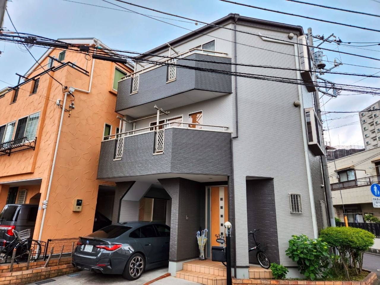 外壁塗装・屋根カバー工法工事【付帯部･アクセントカラー･基礎コンクリート】色選びから始まる、わが家のリニューアル