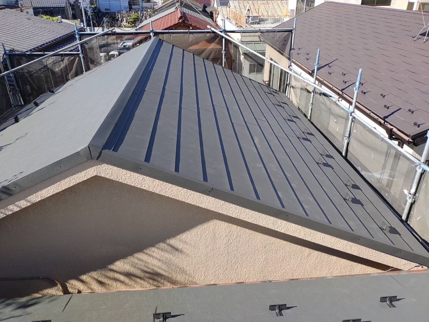 【足立区　屋根葺き替え工事】屋根軽量化助成金申請もお任せください！
