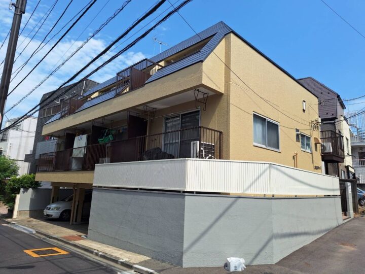 【新宿区　屋根・外壁塗装・屋上防水工事】アパート鉄製共有部分の錆も丁寧に修繕いたします！.