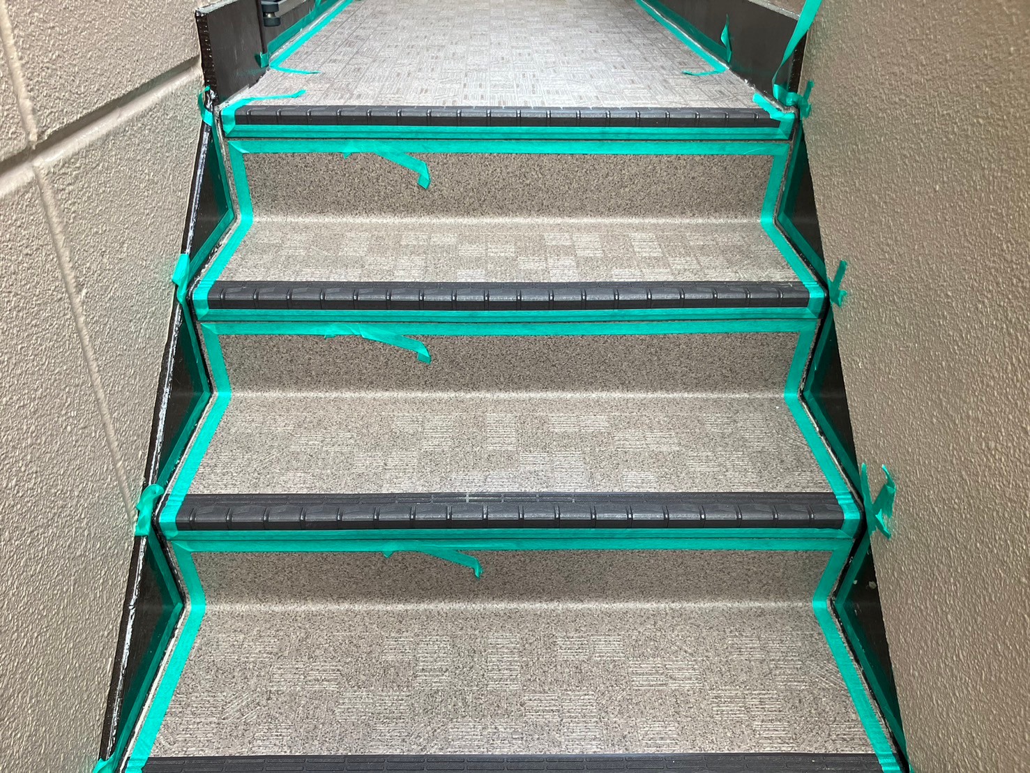 【足立区　階段長尺工事】耐久性抜群！階段長尺工事で長く安心！深井塗装にお任せください！