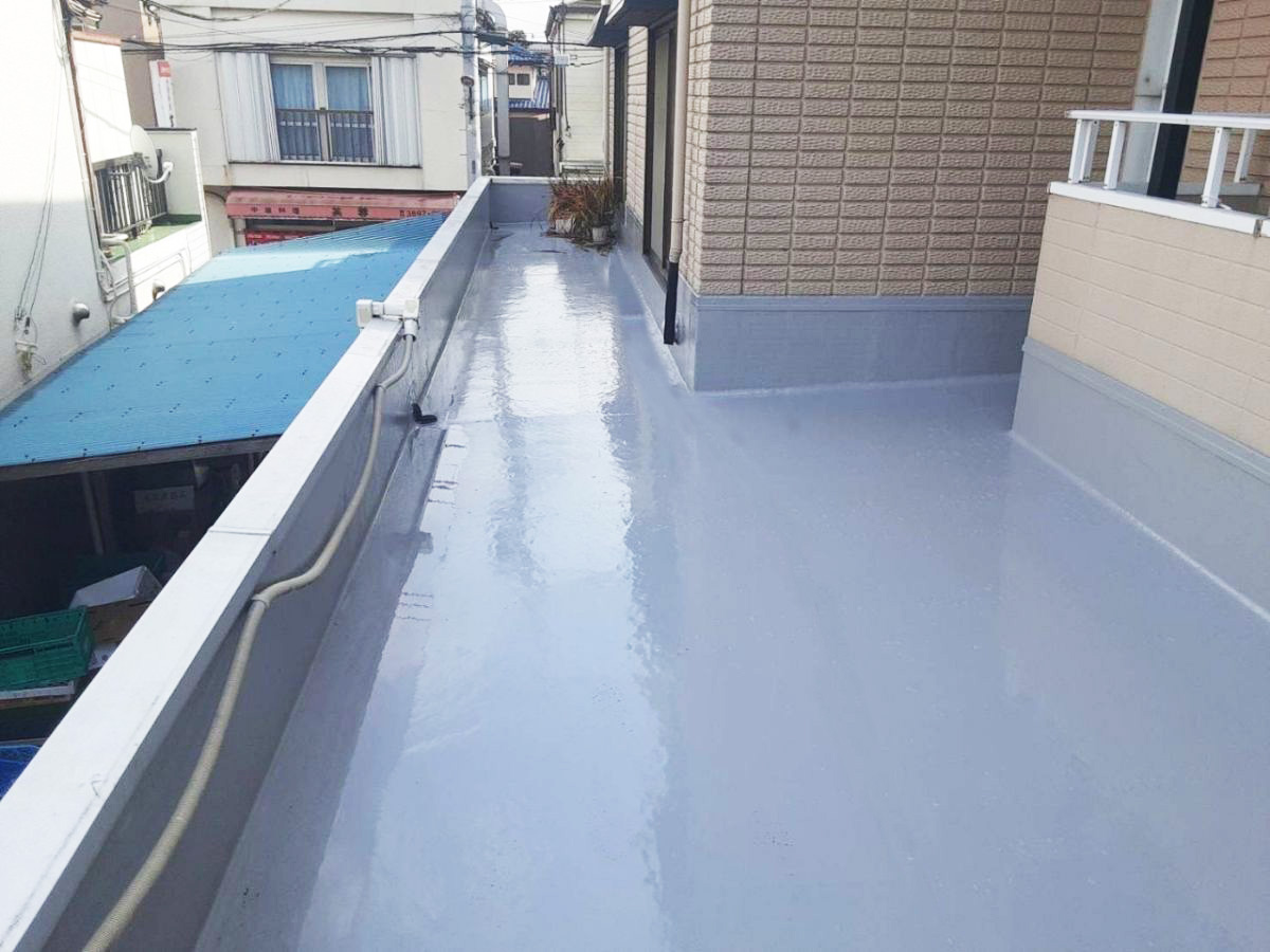 【足立区　屋上防水・手摺塗装・階段長尺工事】建物全体の防水対策！美観も保てる階段シート工事！今、人気です！