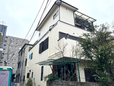 【足立区　屋根・外壁塗装工事】お庭の木々を傷めないよう細心の注意をしています！