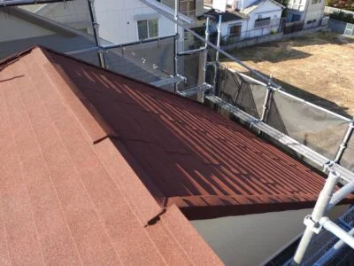 屋根カバー工法の完工写真　オレンジ色