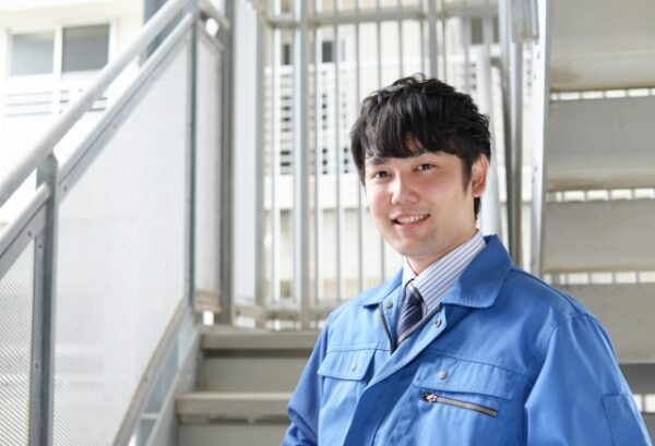 作業着の男性の写真