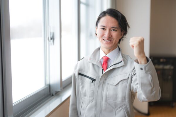 ガッツポーズの営業マンの写真
