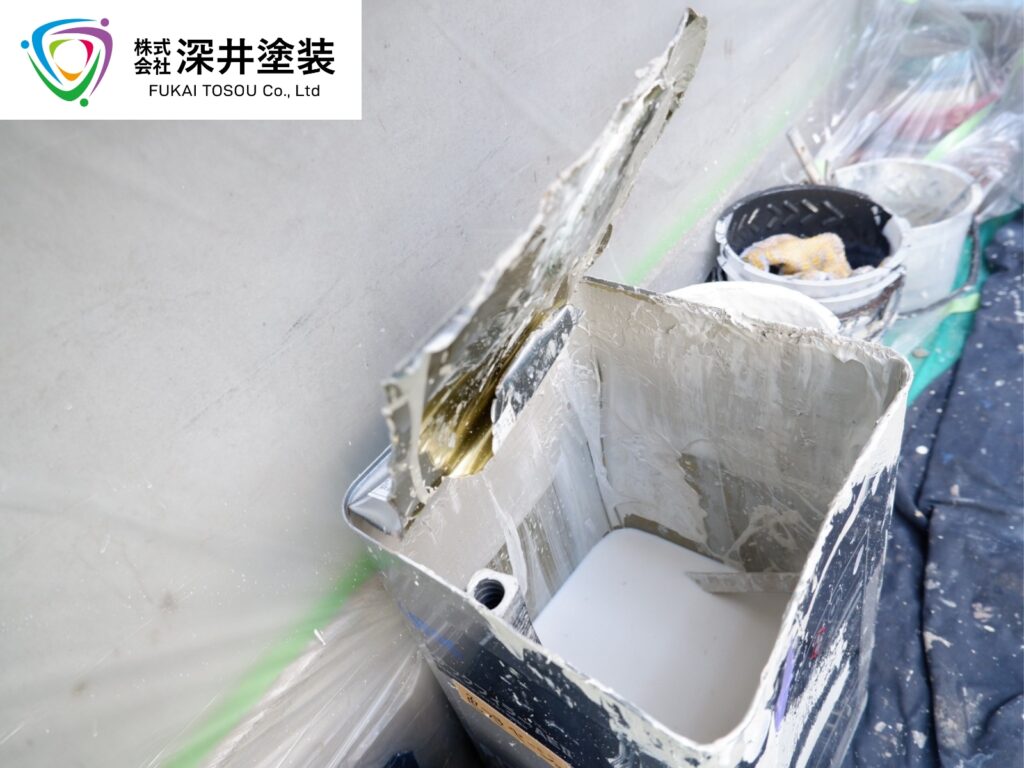現場での開封した塗料缶の写真