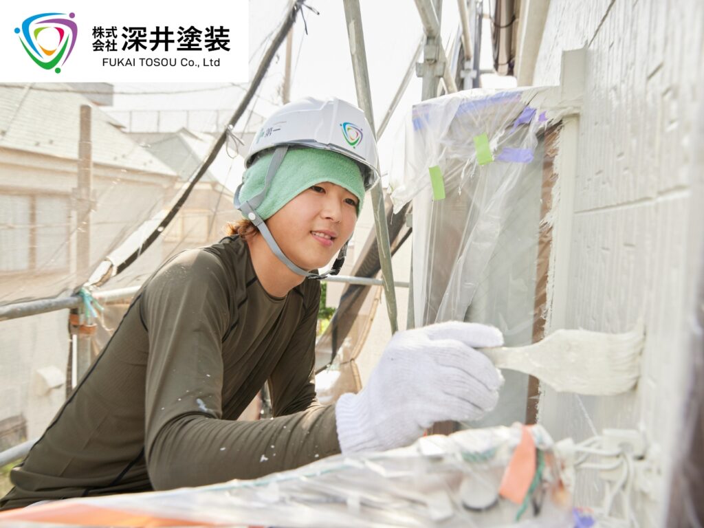 塗装職人の作業中の写真