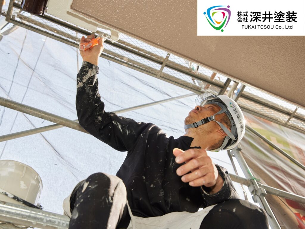 塗装職人の作業中の写真