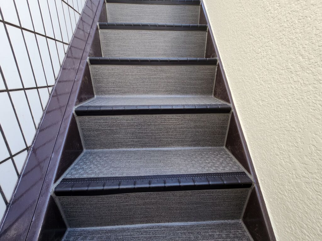 新規の長尺シート設置後の外階段の写真