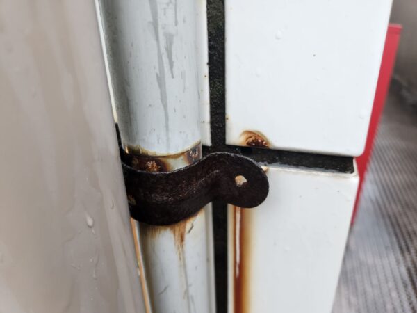 施工前の雨樋金具が錆でとれてしまっている写真