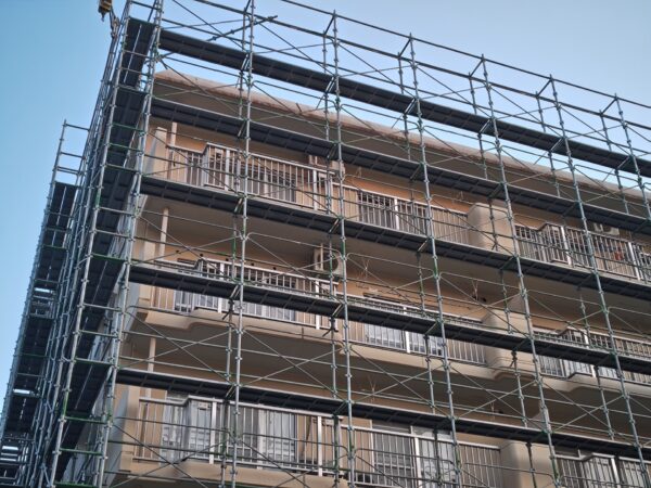 足場がかかるマンションの写真
