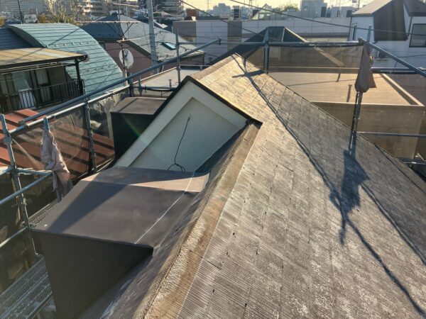 色あせ劣化が目立つ屋根カバー工法施工前写真