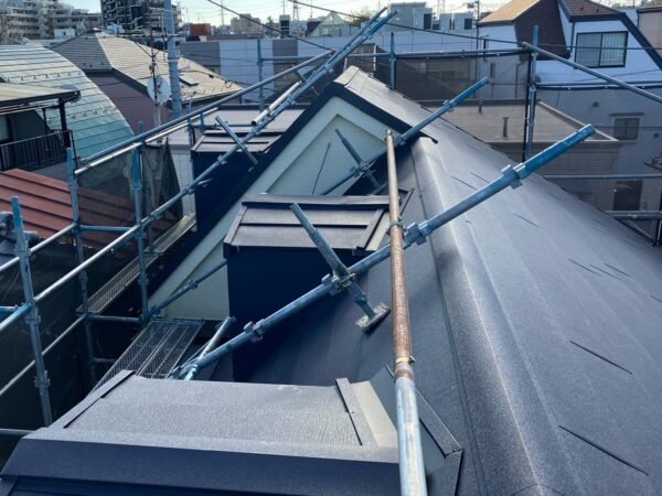 ガルバニウム鋼板の屋根カバー工法で綺麗になった屋根の写真