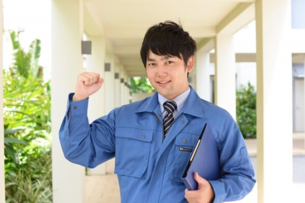 ガッツポーズの営業マンの写真