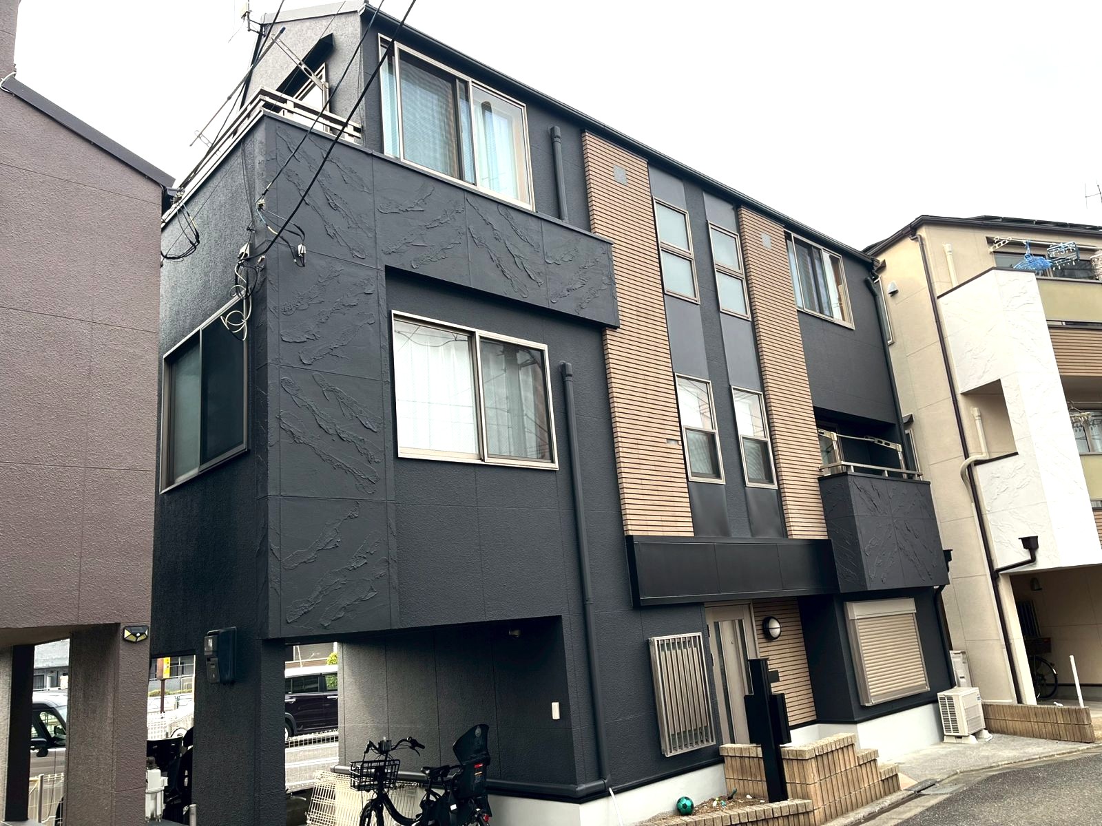 【板橋区　屋根カバー工法・外壁塗装工事】大注目！黒で統一したオシャレ配色！