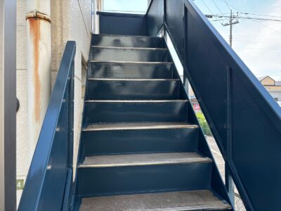 【足立区　鉄骨階段塗装・階段長尺シート張り工事】高耐久塗料で共有部のリフレッシュ！