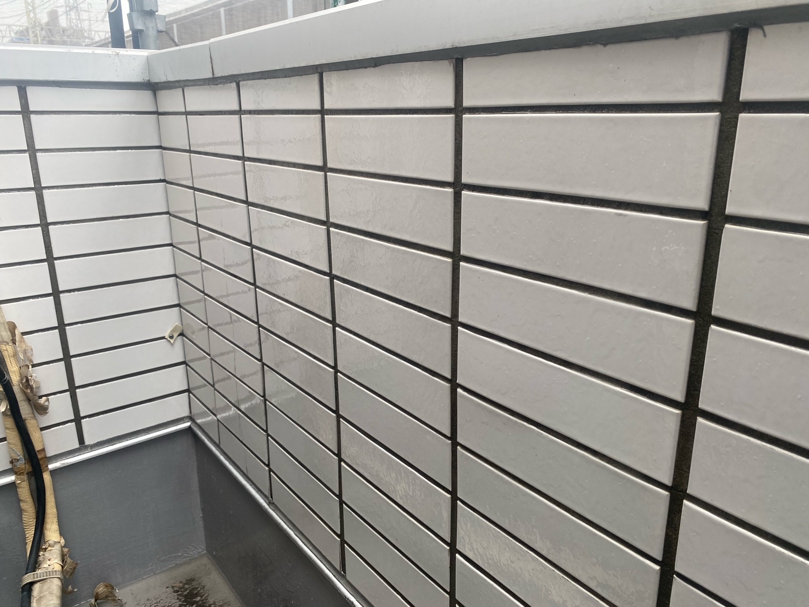 【足立区　外壁塗装工事】外壁タイルの薬品洗浄→クリヤー塗装でピカピカの仕上がりに！