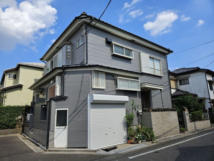 【練馬区　屋根・外壁塗装工事】まだまだ多い！既存屋根トタン素材の施工です！