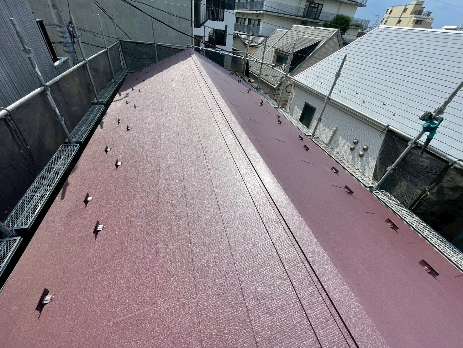 【足立区　屋根カバー工法】雨漏り修繕に助成金！今だけお得に解決できます！