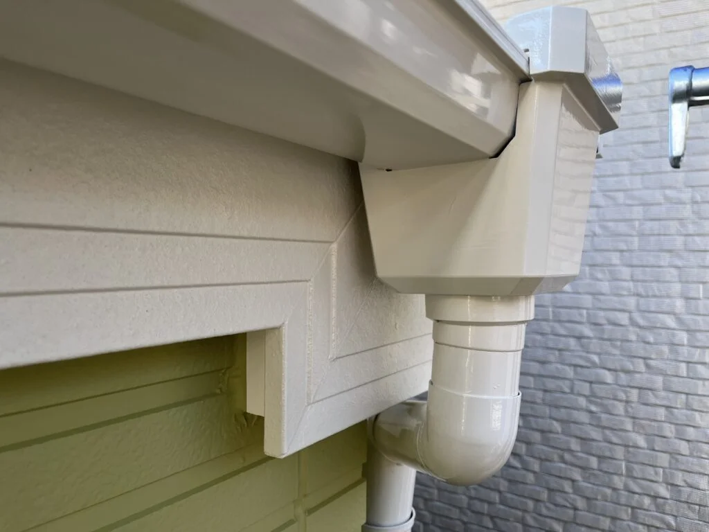 交換した新品の雨樋写真