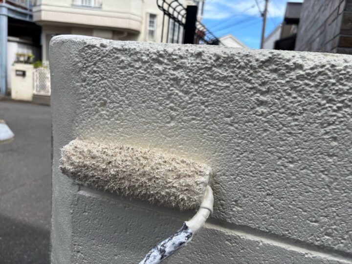 駐輪場ブロック塀塗装 上塗り