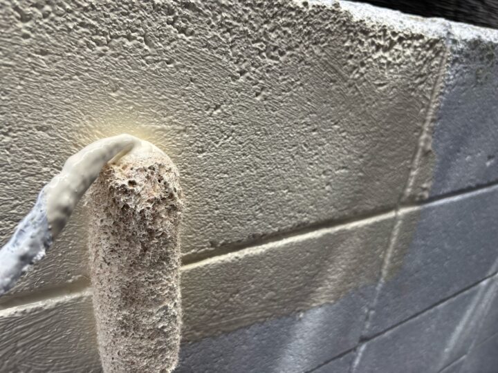 駐輪場ブロック塀塗装 中塗り