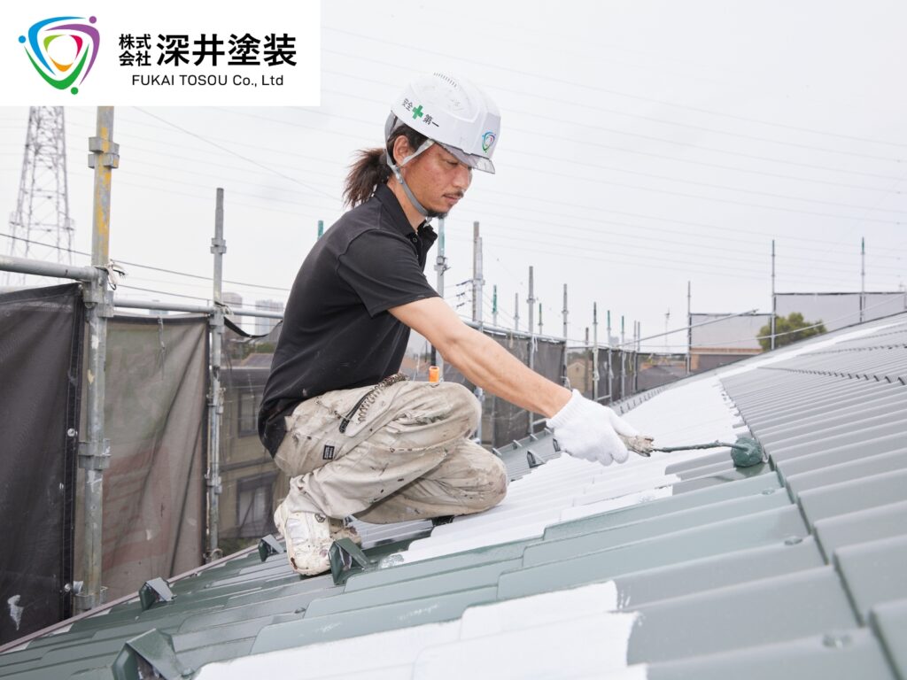 塗装職人の作業中の写真