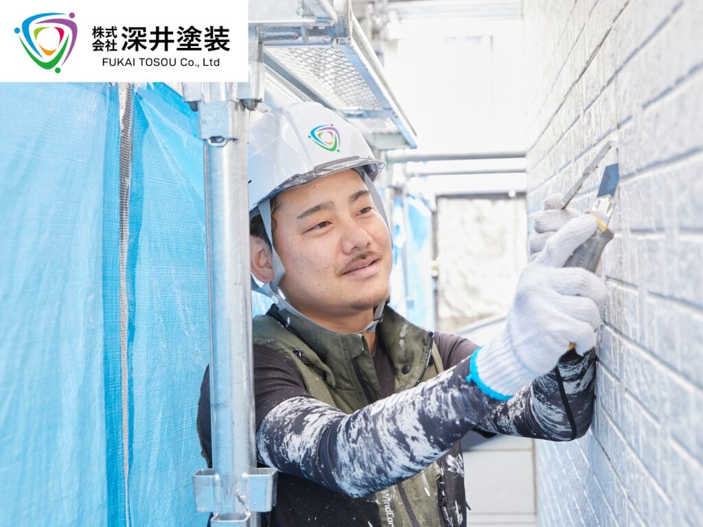 塗装職人の作業中の写真