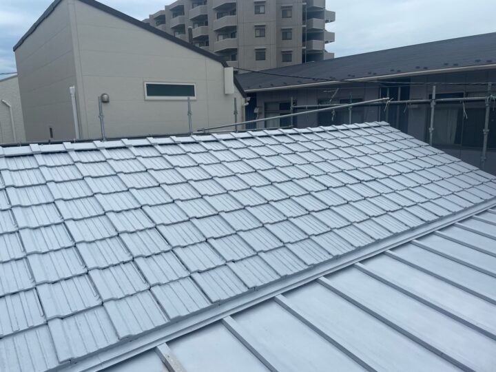 屋根 モニエル瓦部下塗り(エポプレミアムシーラープライマーJY)