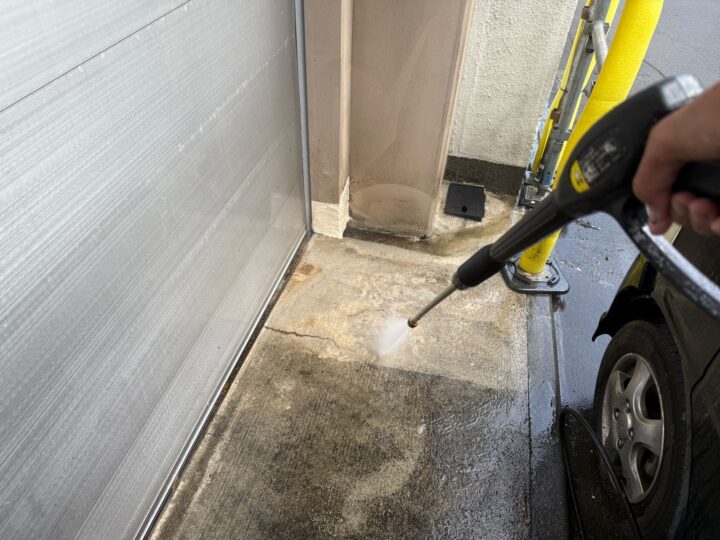 シャッター前 高圧洗浄