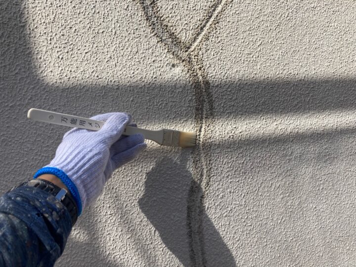 外壁ひび割れ補修 プライマー塗布