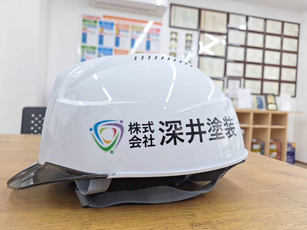 写真:深井塗装のヘルメット