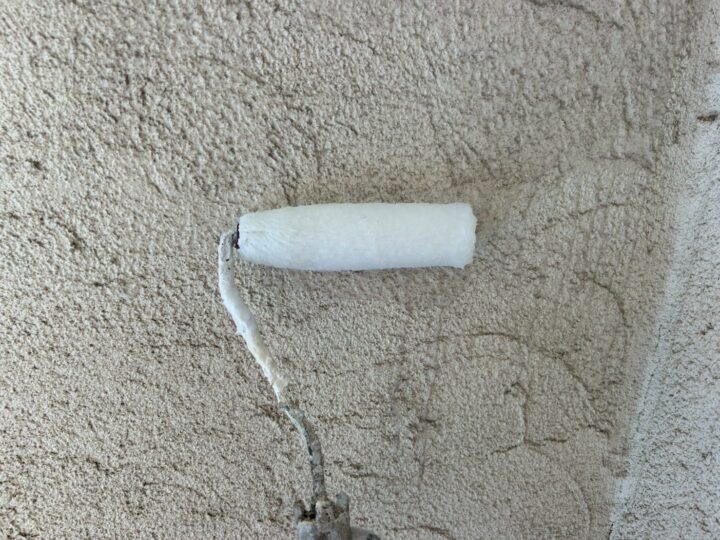 外壁塗装 下塗り(カチオンシーラーEPO)