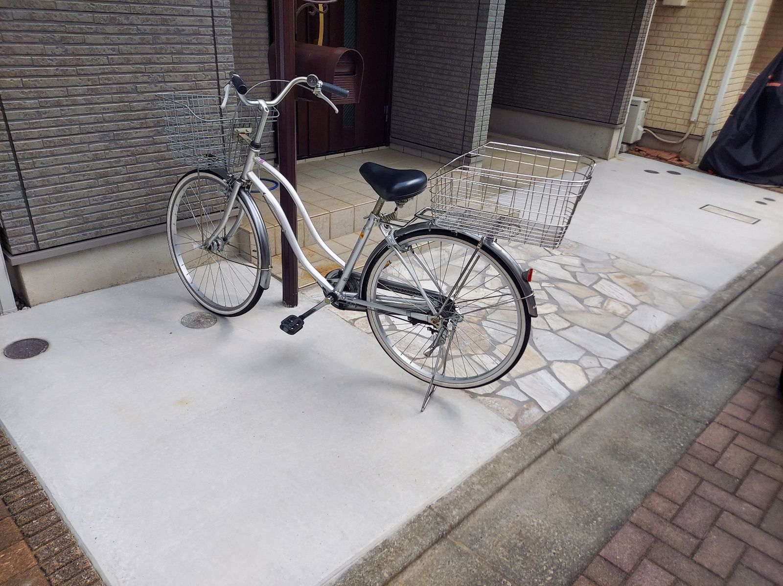 【足立区　玄関前外構工事】ズレてしまうタイルの煩わしさを払拭しました🦘