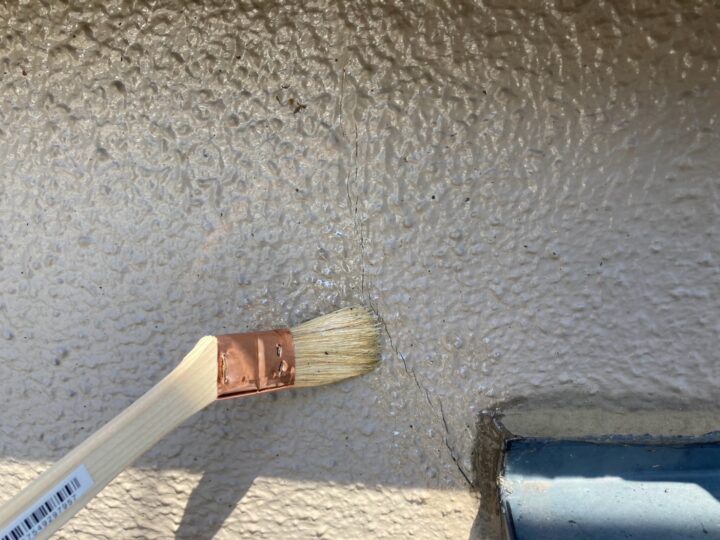 外壁 ひび割れ補修 プライマー塗布