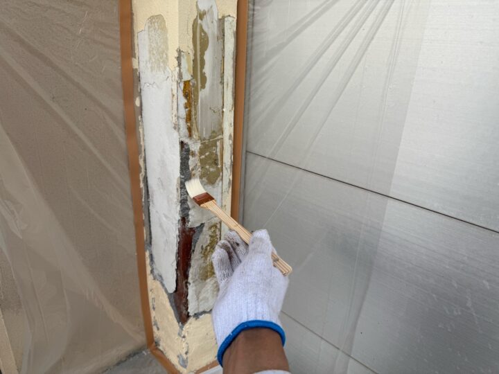 擁壁 ひび割れ補修 プライマー塗布