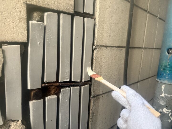 外塀穴埋め左官工事 プライマー塗布