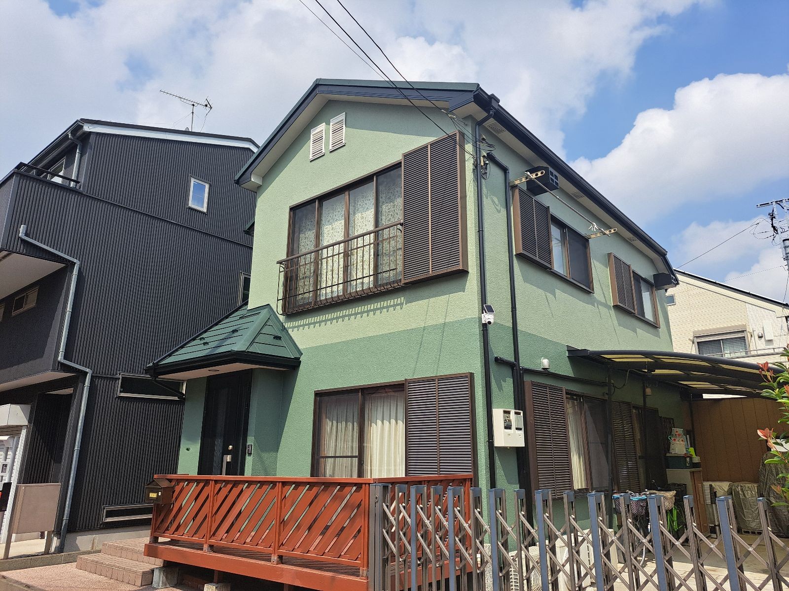 【足立区　外壁塗装・屋根塗装工事】外壁２色の色分けがポイントです！