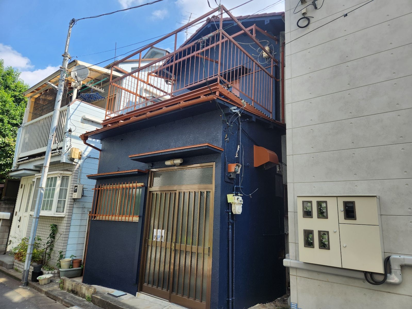 【足立区　外壁塗装工事】店舗使用前に部分塗装でリニューアル！