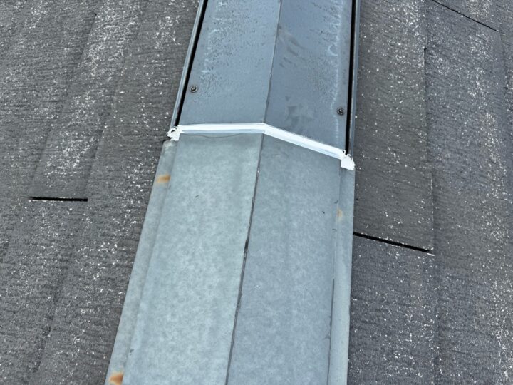 屋根 棟板金接続部 シーリング完工
