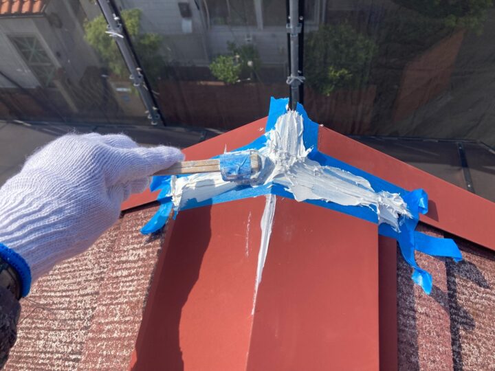 屋根 棟板金接続部シーリングならし(オートンイクシード)