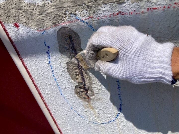 外壁 クラック補修 プライマー塗布