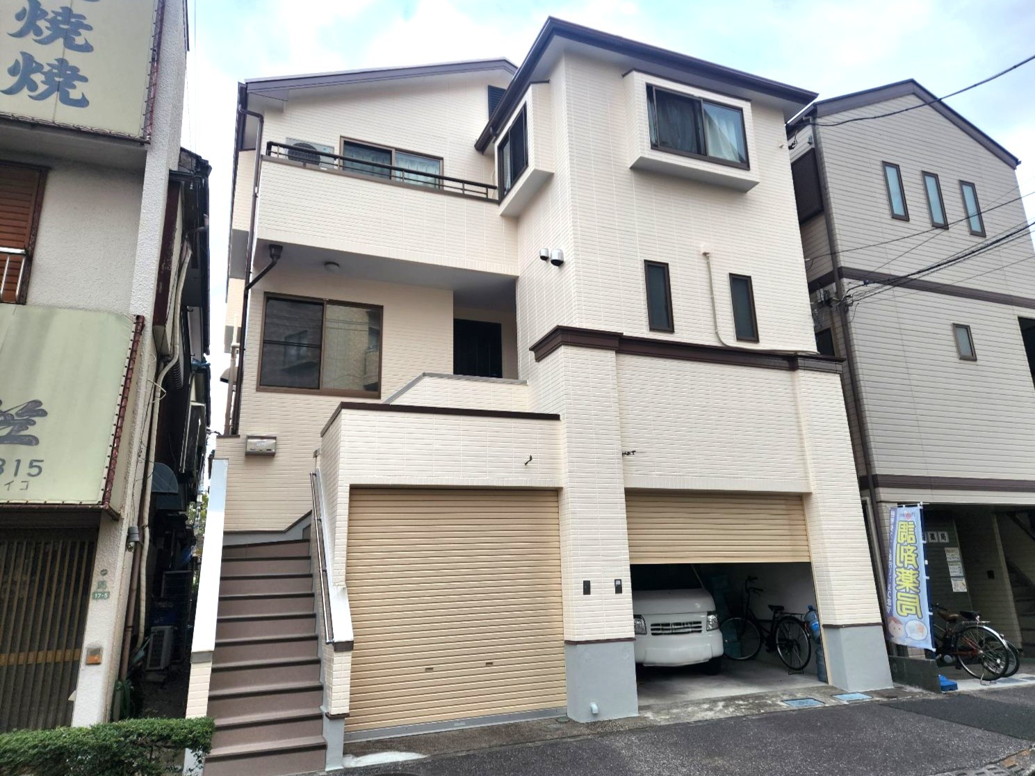 【足立区　外壁(遮熱)塗装・屋根(遮熱)塗装工事】共用部床・階段長尺シート張り替えも深井塗装へ