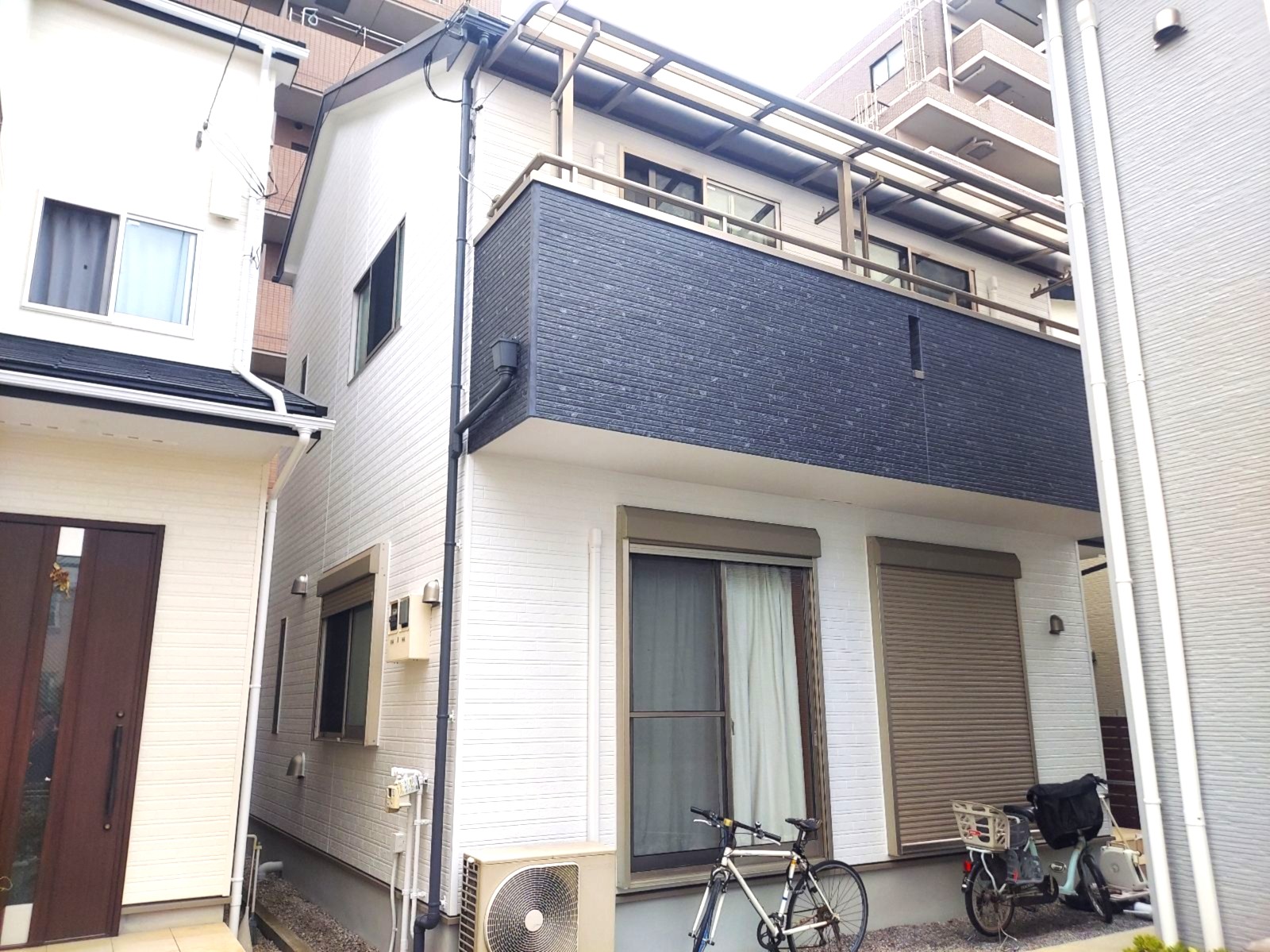 【足立区　外壁(遮熱)塗装・屋根(遮熱)塗装工事】ベランダのアクセントを多彩模様に！深井塗装にご相談ください！