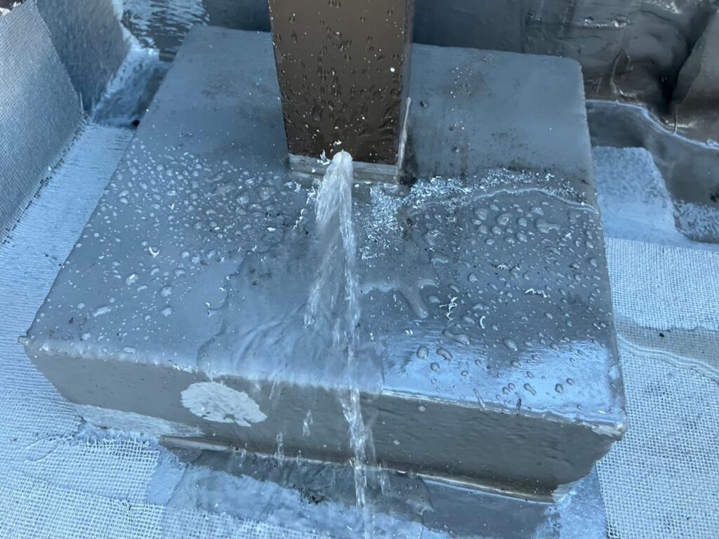 コニシ TS-RMグラウト工法の水が飛び出てきている写真