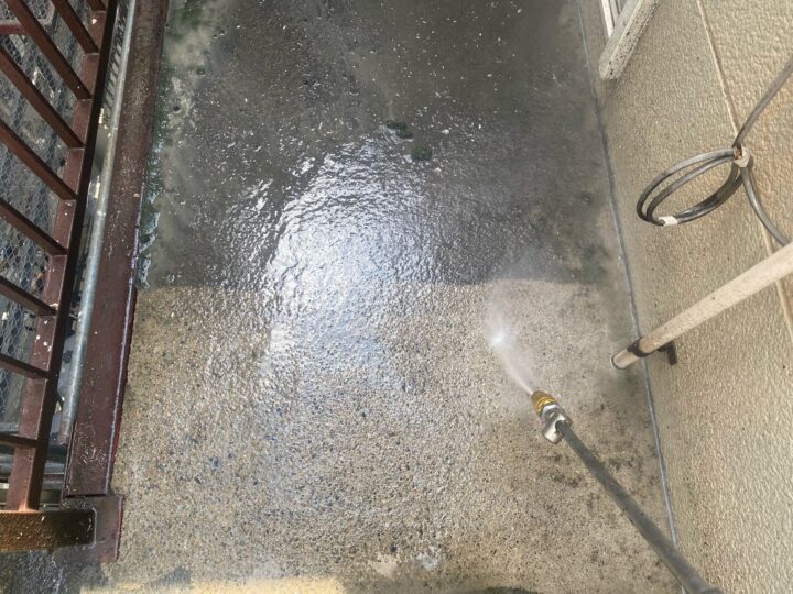 ベランダ床 高圧洗浄