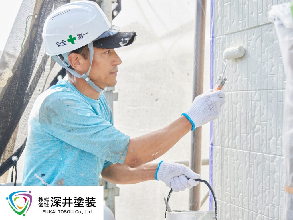 塗装職人の作業中の写真