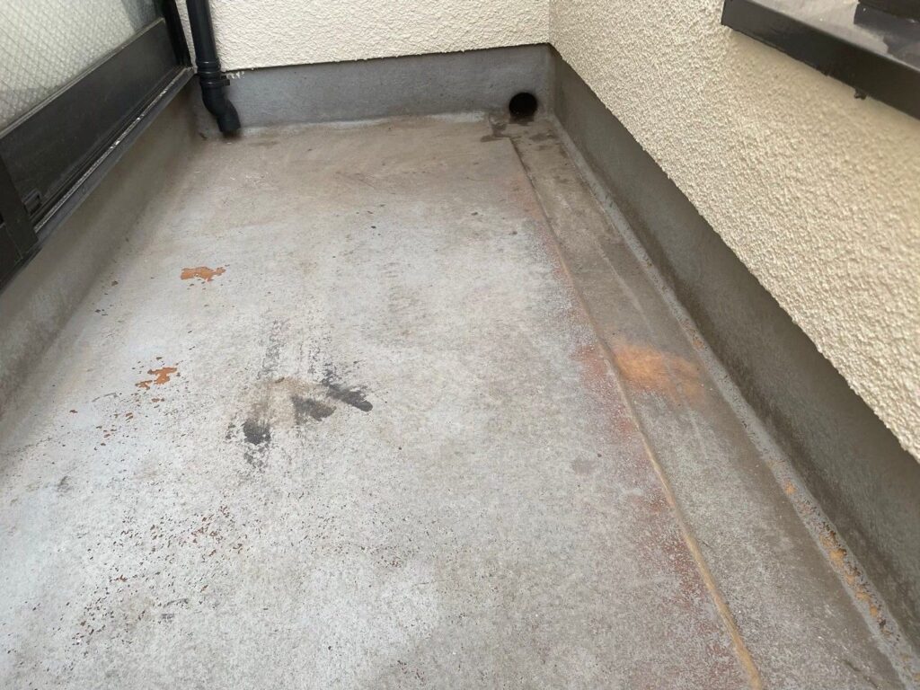 劣化したベランダ床の写真