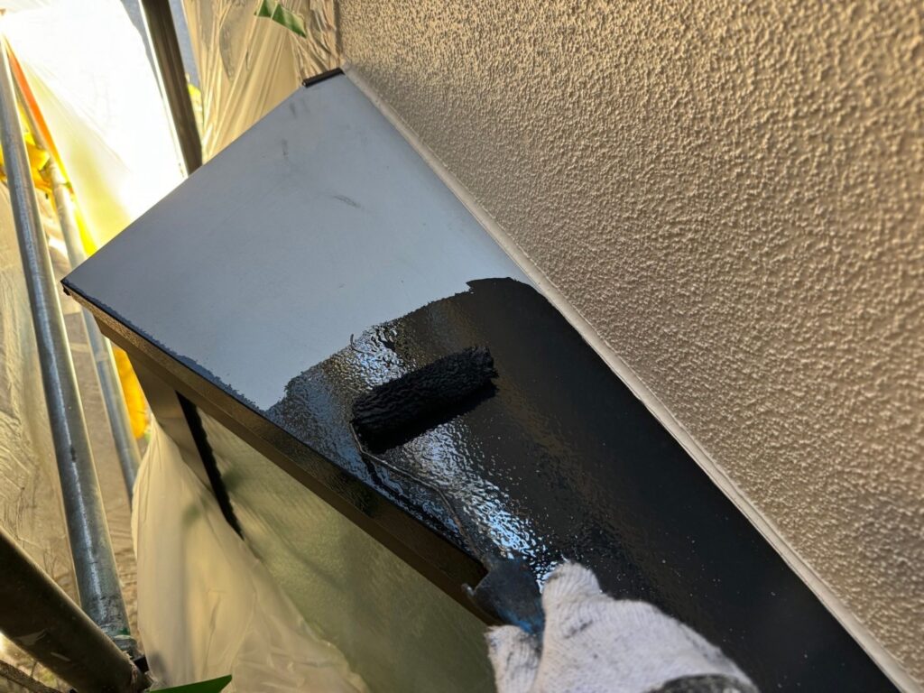 庇塗装の中塗り写真